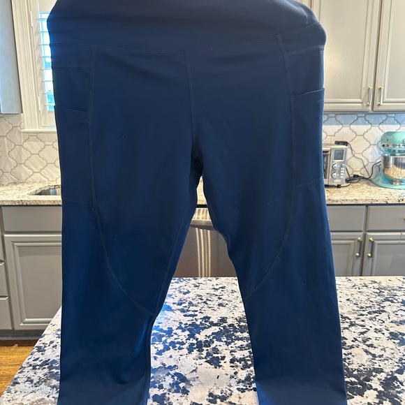 Zyia cropped light n tight leggings with pockets- navy blue - Picture 3 of 3
